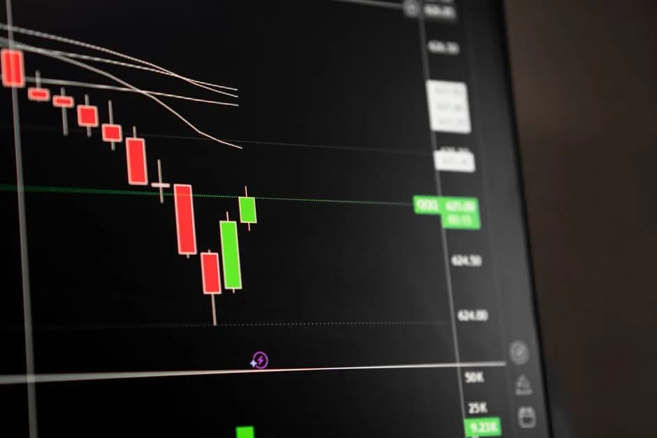 Stock market chart showing a declining red trend line, representing Circle's stock drop after the Open USD stablecoin announcement. Photo by Alex Luna on Pexels.