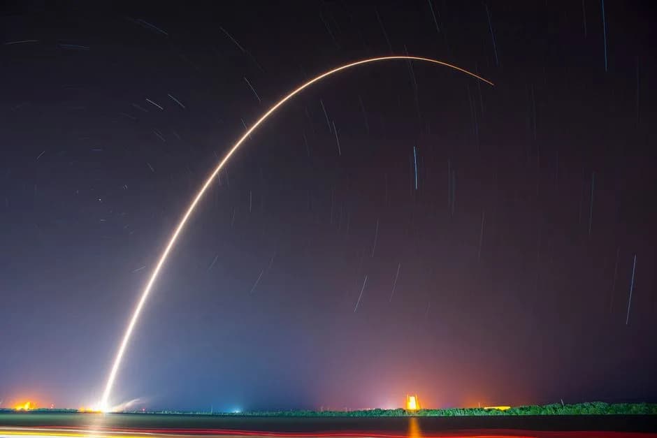 Rocket launching at night with visible engine flames, a fitting image for how fast Robinhood Chain memecoins like CASHCAT moved in a single trading day. Photo by SpaceX on Pexels.