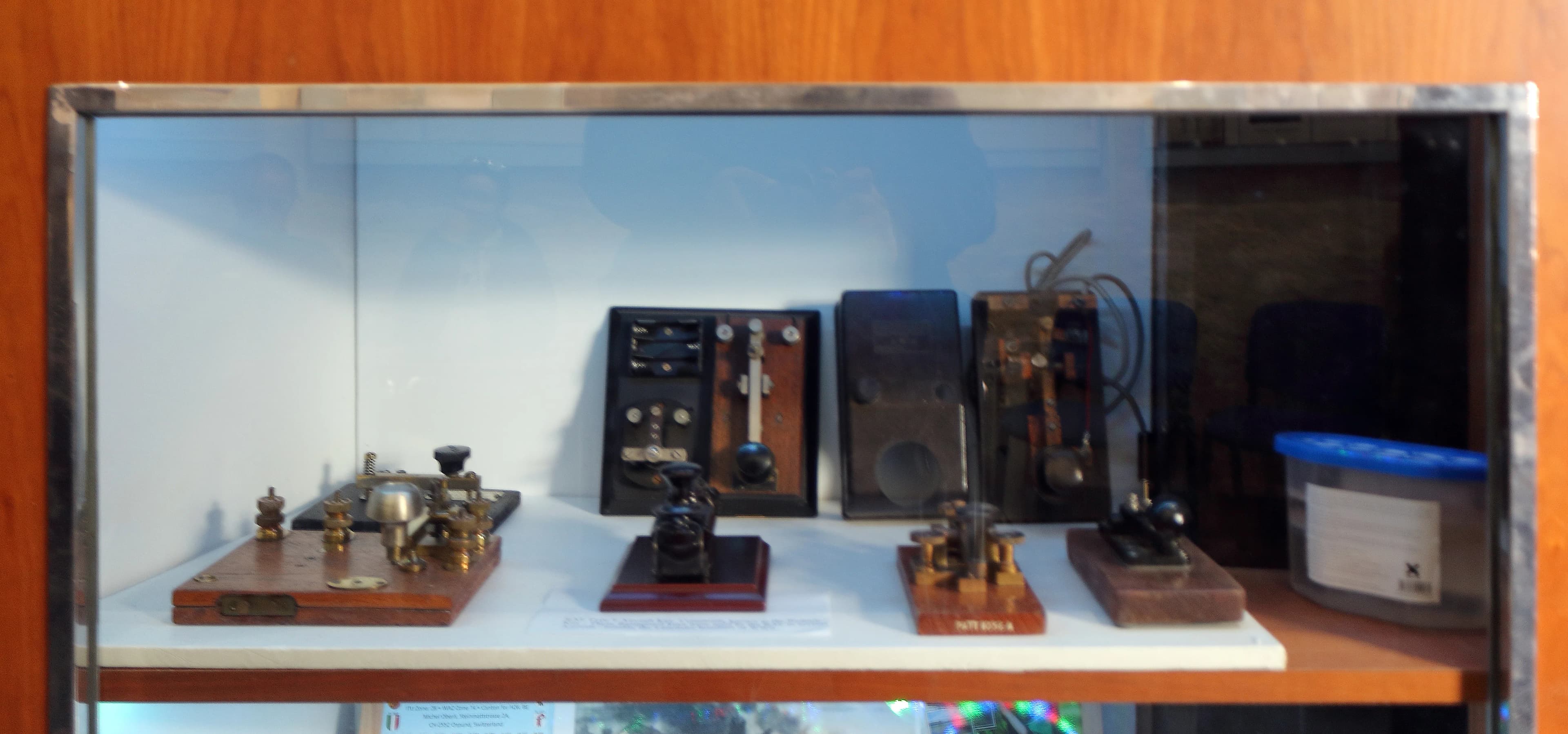 Case of Morse code keys used at a lighthouse radio station. Photo by Rodhullandemu, Wikimedia Commons, CC BY-SA 4.0.