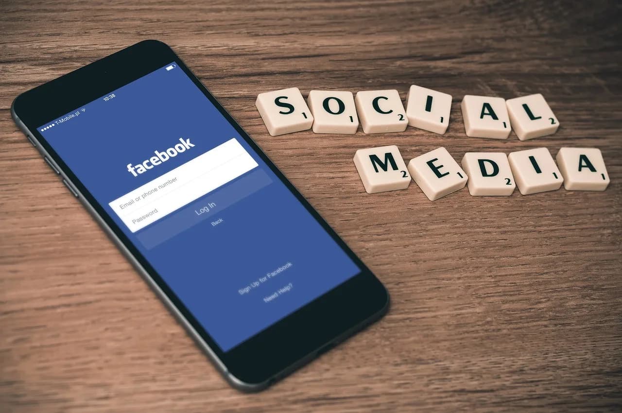 Smartphone displaying social media apps including Twitter, the surface an AI agent for X operates on. Photo by Firmbee on Pixabay.