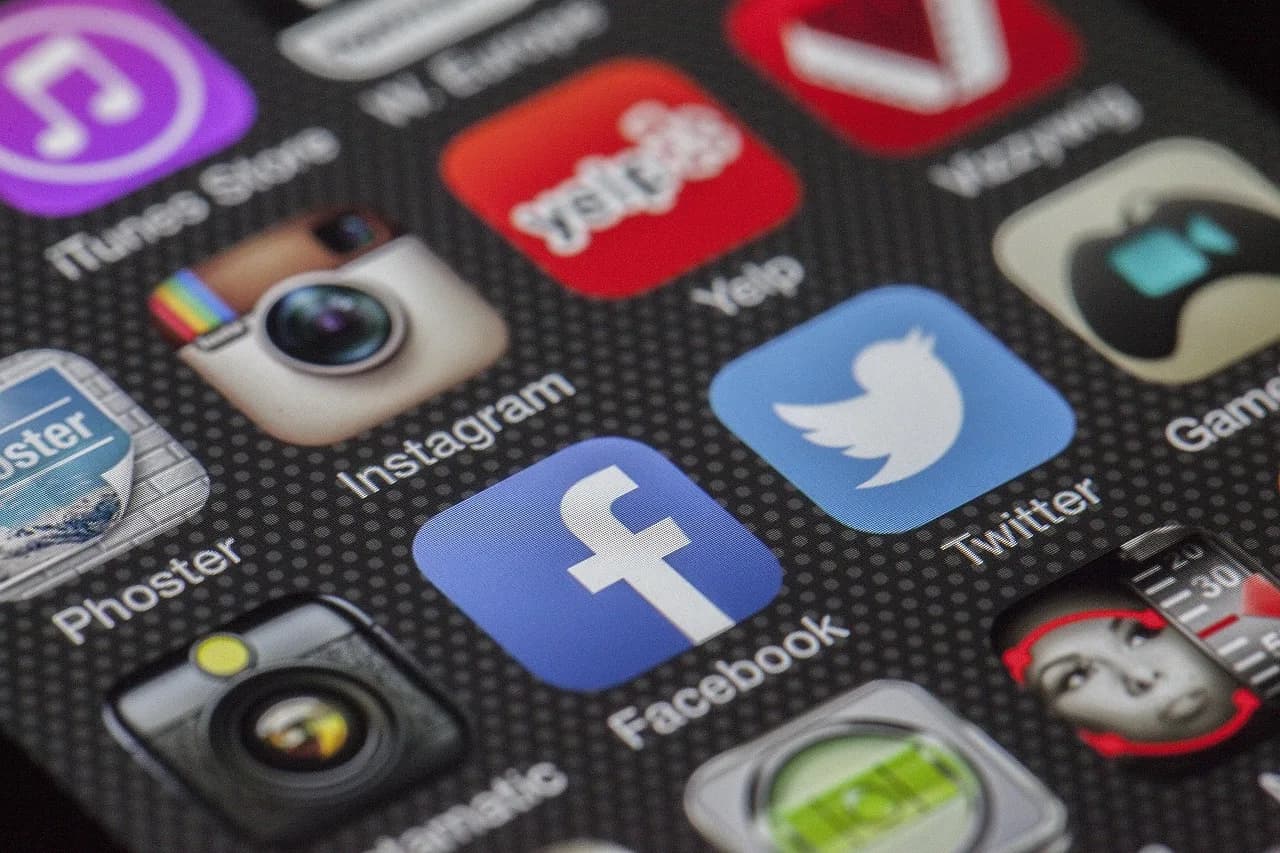 Smartphone screen showing Twitter and other social apps, the kind of surface an AI agent for X actually operates on. Photo by LoboStudioHamburg on Pixabay.