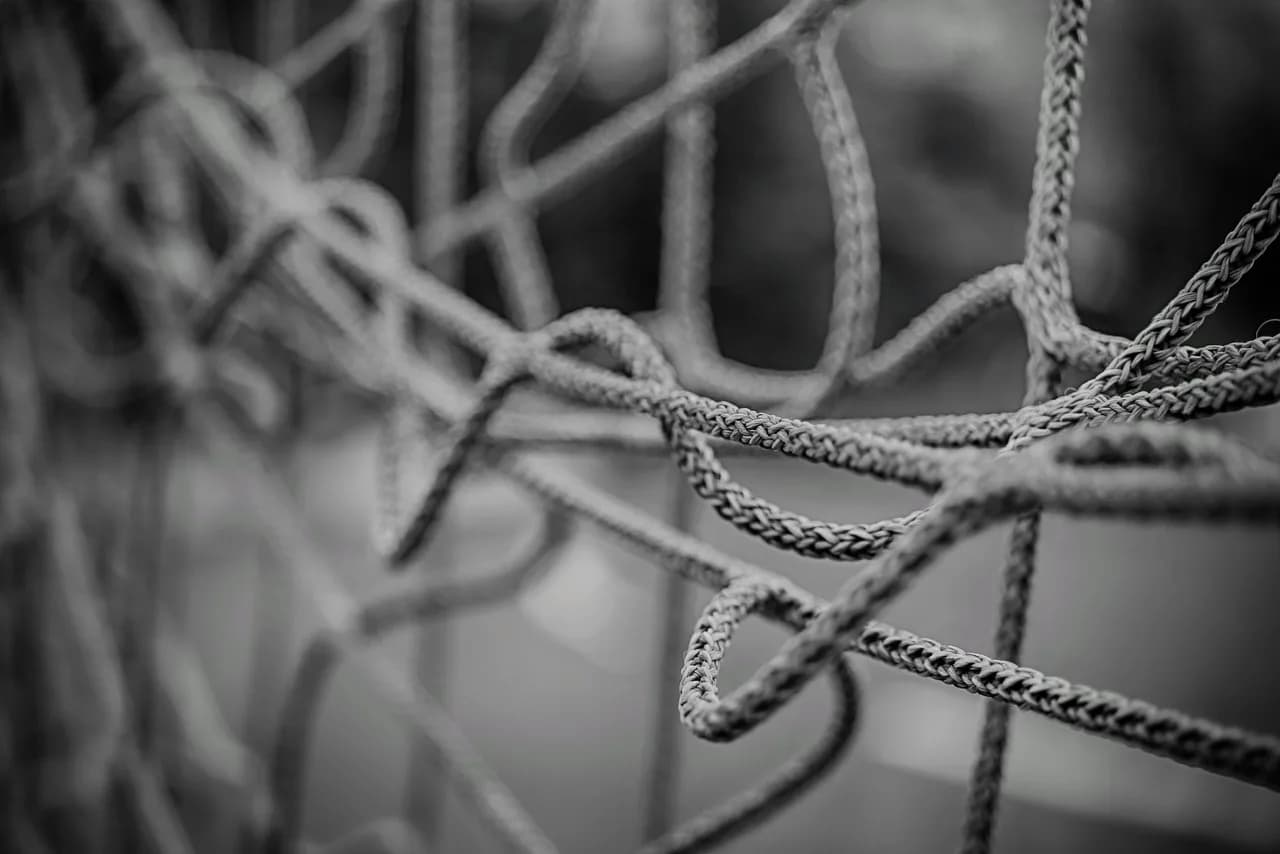 Abstract illustration of interconnected network nodes, representing the new consensus mechanism behind Solana's Alpenglow upgrade. Photo via Pixabay.